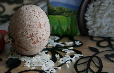 Насыпьте на мокрое яйцо рис Насыпьте на мокрое яйцо рис